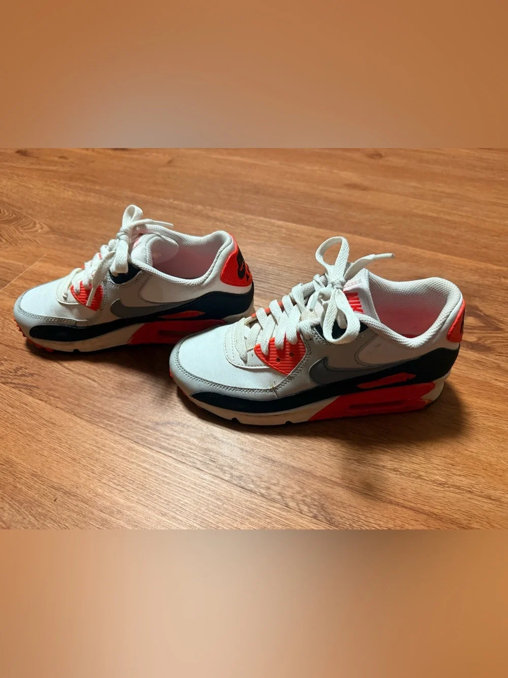 Nike Kids White, Black and Red Low-Top Sneakers